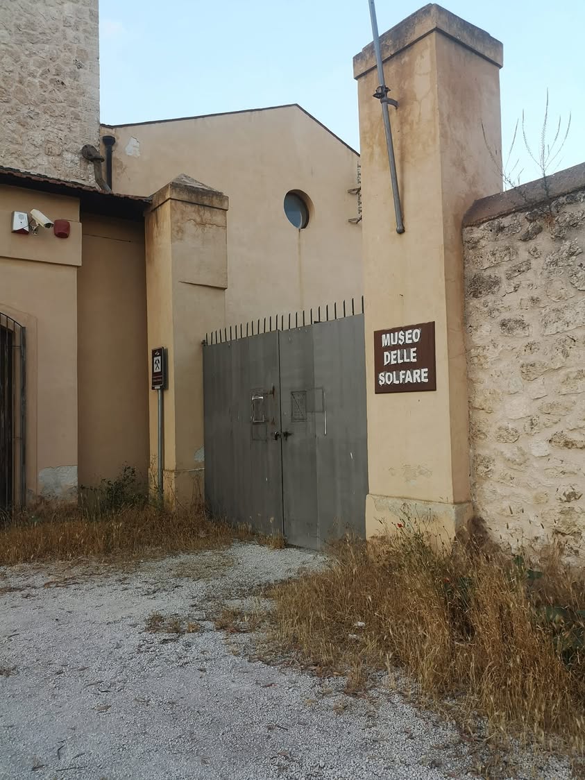 Quando a maggio del 2021 arrivammo davanti al Museo delle Solfare Trabia Tallarita,…