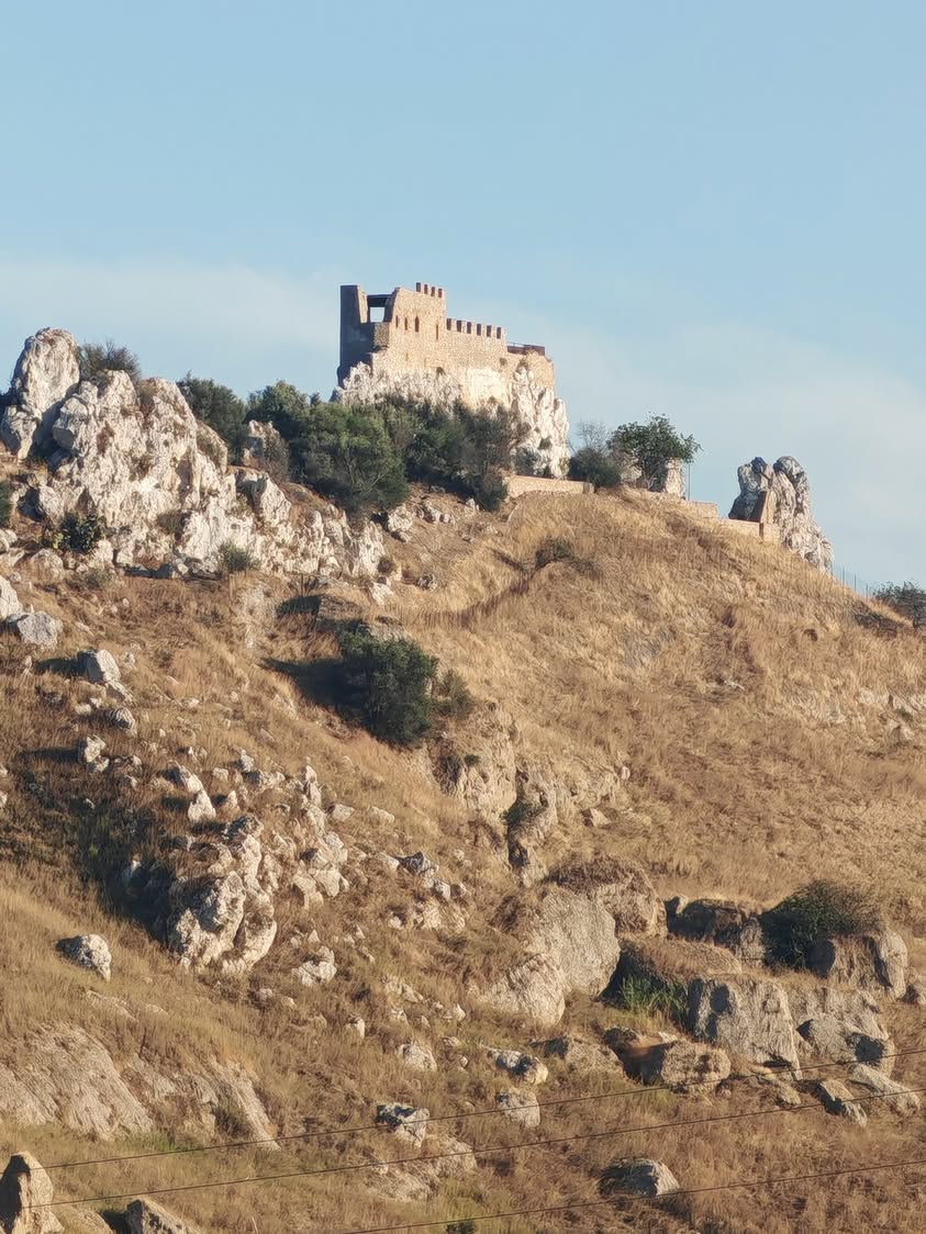 Sabato 06 settembre 2025 Camminando verso il Castello di Delia in occasione…