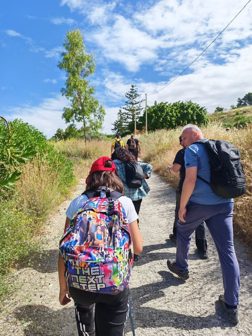 Domenica 17 maggio abbiamo camminato dalla Cappella di Santa Barbara fino al Bosco…