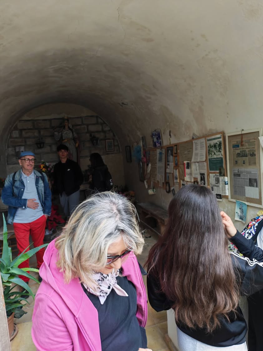 Domenica 17 maggio abbiamo camminato dalla Cappella di Santa Barbara fino al Bosco…
